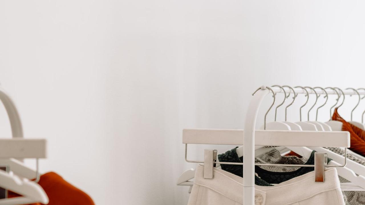 Slow living muncul sebagai respons terhadap ritme hidup yang serba cepat dan terkoneksi secara terus-menerus dalam era modern ini. Konsep ini merayakan pengalaman hidup yang lebih tenang, fokus pada kualitas daripada kuantitas, dan menghargai momen-momen