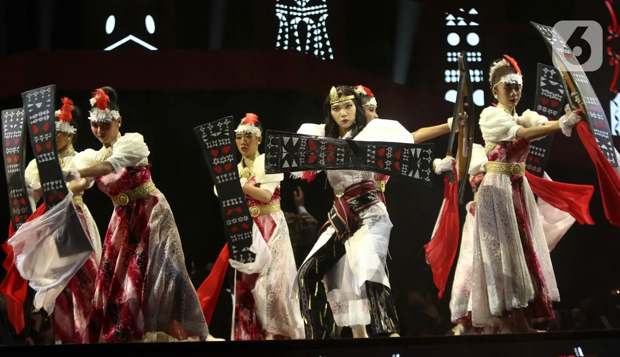 Penampilan sejumlah penari dalam Pagelaran Sabang-Merauke The Indonesian Broadway 2024 di JIExpo Theater, Kemayoran, Jakarta, Jumat (16/8/2024). (Liputan6.com/Herman Zakharia)
