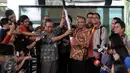Guru Besar Sosiologi UI Bambang Widodo Umar (kiri) memberikan pensil berukuran besar bertuliskan 'Tolak Revisi UU KPK' kepada Ketua KPK Agus Rahardjo di depan Gedung KPK, Jakarta, Jumat (19/2). (Liputan6.com/Helmi Afandi)