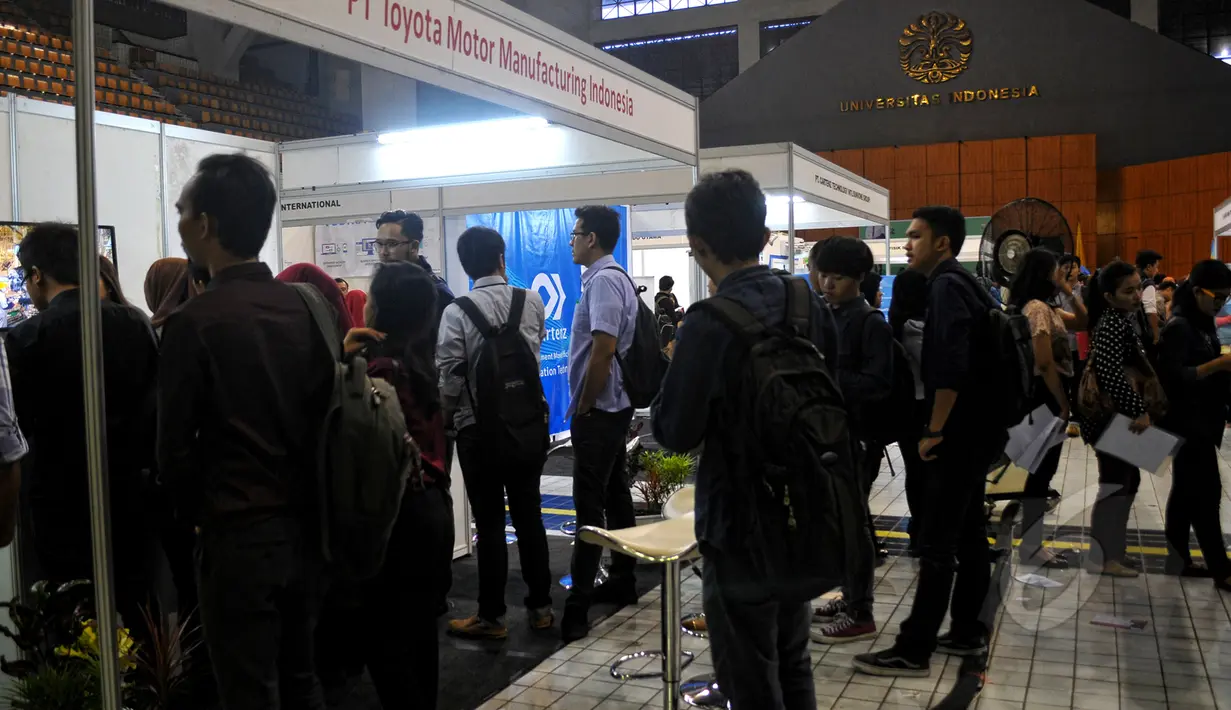 Universitas Indonesia (UI) menggelar Job Fair di Balairung Universitas Indonesia, Depok, Jumat (24/4/2015). UI Job Fair 2015 diikuti 46 perusahaan swasta BUMN lokal dan luar negeri tersebut berlangsung pada 24-25 April 2015. (Liputan6.com/Yoppy Renato)