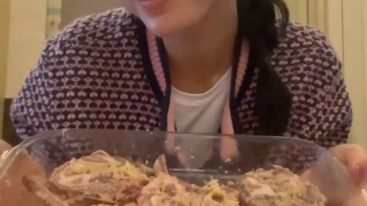 Bunga Zainal Bagikan Momen saat Masak Lamb Chop, Netizen Justru Salah Fokus dengan Cara Marinasinya