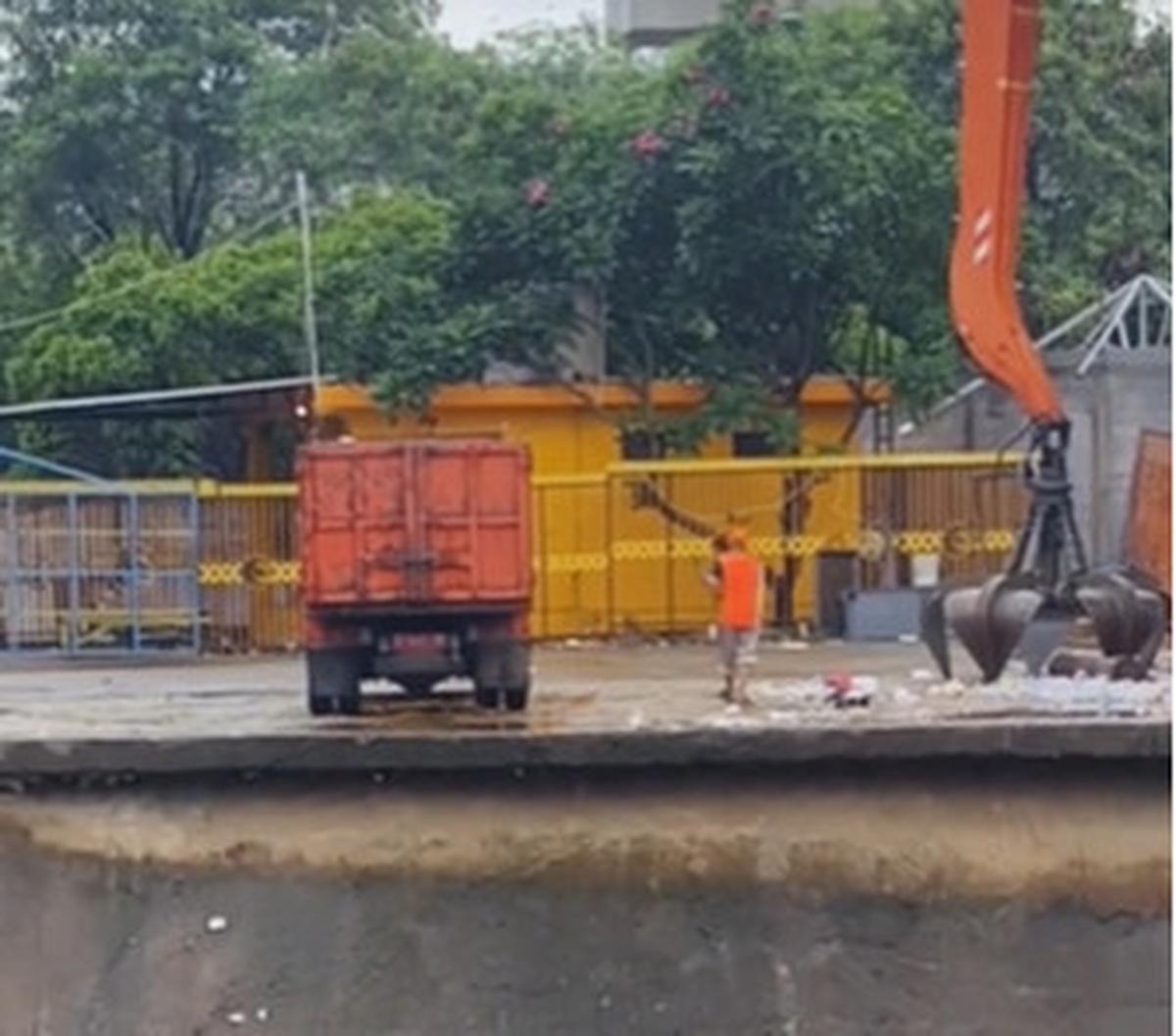 Beredar video seorang petugas kebersihan dari Unit Penanganan Sampah (UPS) Badan Air Dinas Lingkungan Hidup (DLH) DKI Jakarta sengaja menyapu sampah hingga jatuh ke sungai.