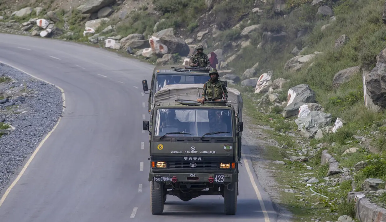 Konvoi tentara India bergerak di Jalan Raya Srinagar-Ladakh, Gagangeer, Srinagar, Kashmir, India, Rabu (9/9/2020). India dan China terlibat dalam kebuntuan yang menegangkan di wilayah gurun dingin Ladakh sejak Mei lalu. (AP Photo/Dar Yasin)