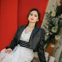 Penampilan Tissa biani semakin menarik perhatian. Kali ini, ia tampak berbeda denhan paduan gaya maskulin dan feminin yang unik. [Foto: instagram/ Tissa Biani]