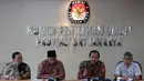 Ketua KPU DKI Jakarta Sumarno (kedua kanan) memberikan keterangan pers di Gedung KPUD, Jakarta, Jumat (21/10). Keterangan pers tersebut terkait penetapan pasangan Cagub dan Cawagub DKI Jakarta pada tanggal 24 Oktober 2016. (Liputan6.com/Johan Tallo)