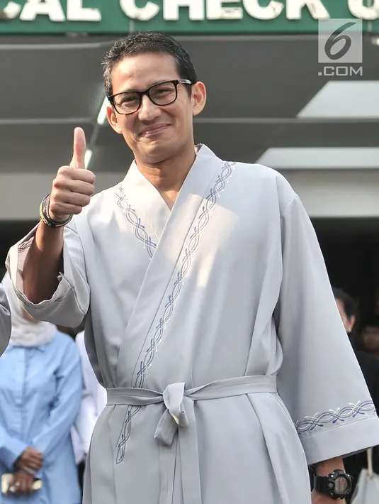 Sandiaga Uno menyapa awak media saat akan menjalani pemeriksaan awal tes kesehatan di RSPAD Gatot Soebroto, Jakarta, Senin (13/8). KPU menyelenggarakan tes kesehatan bagi para kandidat capres dan cawapres Pilpres 2019. (Merdeka.com/Iqbal S. Nugroho)