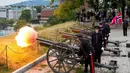 Angkatan Bersenjata Norwegia memberikan penghormatan kepada Raja Harald V melalui tembakan salvo kehormatan sebanyak 21 kali dari Benteng Akershus di Oslo Norwegia, Jumat, 28 Agustus 2026. (AFP/ NTB/ Fredrik Varfjell)