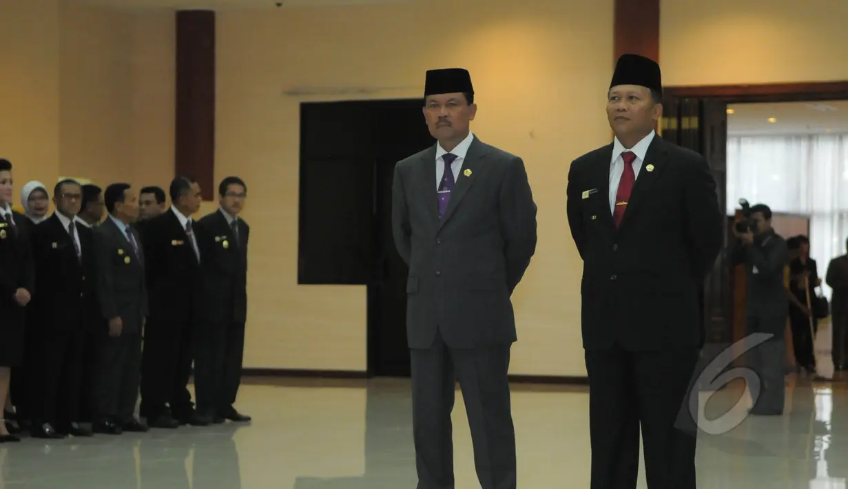 Marsekal Madya (Marsdya) Dede Rusamsi (kiri) dan Laksamana Madya (Laksdya) Didit Herdiawan saat prosesi pelantikan Wagub Lemhannas di Gedung Pancagatra Lemhannas, Jakarta, Rabu (11/3/2015). (Liputan6.com/Herman Zakharia)