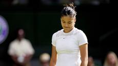 Petenis asal Inggris, Emma Raducanu, harus angkat koper lebih cepat usai tersingkir pada putaran kedua Wimbledon 2022. (AP/Alastair Grant)