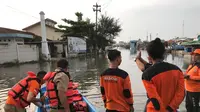 Ilustrasi foto petugas siapkan perahu untuk evakuasi para pekerja yang terjebak banjir (Foto :Titoisnau)