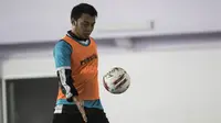 Pemain Persita Tangerang, Hamka Hamzah, mengontrol bola saat latihan di Lapangan Indoor Sport Center, Tangerang, Jumat (24/1). Latihan ini merupakan persiapan jelang Liga 1 Indonesia 2020. (Bola.com/Vitalis Yogi Trisna)