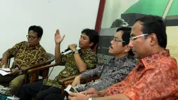 Direktur Eksekutif Refor Miners Institute Pri Agung Rakhmanto (kedua kiri)  menjadi narasumber pada Diskusi "Revisi UU Migas" di Press room DPR, Kompleks Parlemen Senayan, Jakarta, Selasa (17/3/2015).(Liputan6.com/Andrian M Tunay)