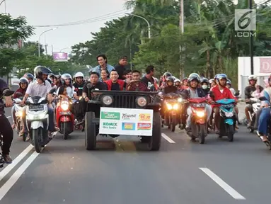 Pengisi acara Karnaval SCTV mengikuti pawai artis keliling Kota Bojonegoro, Jawa Timur, Sabtu (30/3). Karnaval SCTV di Bojonegoro menghadirkan sederet artis top Tanah Air. (Liputan6.com/Pool/SCTV)