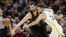 Pemain Cleveland Cavaliers, Kevin Love (kiri) berebut bola dengan pemain Golden State Warriors, Stephen Curry pada lanjutan NBA basketball game di Quicken Loans Arena, Cleveland, (15/1/2018). Warriors menang 118-108. (AP/Tony Dejak)