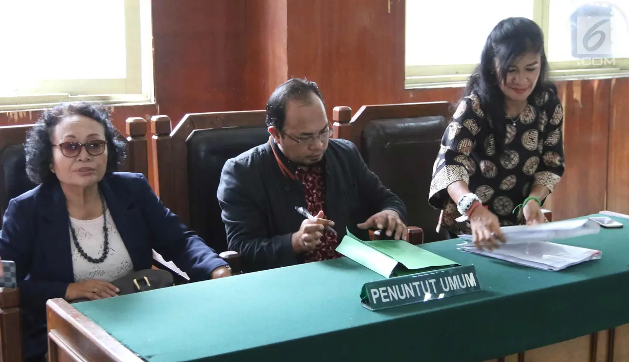 Kuasa hukum PT. KBN saat menjalani sidang gugatan antara PT KCN dengan PT KBN di PN Jakarta Utara, Selasa (17/4). KBN menggugat KCN karena tidak terima dengan terbitnya perjanjian konsesi antara KBN, KTU, dan KCN. (Liputan6.com/Arya Manggala)