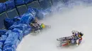Igor Kononov (kiri) dari Rusia terjatuh ketika ingin menyalip rekan setimnya Dmitry Khomitsevich di FIM Ice Speedway Gladiator di Kazakhstan (21/2). Tak jarang pembalap terjatuh karena licinnya sirkuit es tersebut. (REUTERS/Shamil Zhumatov)