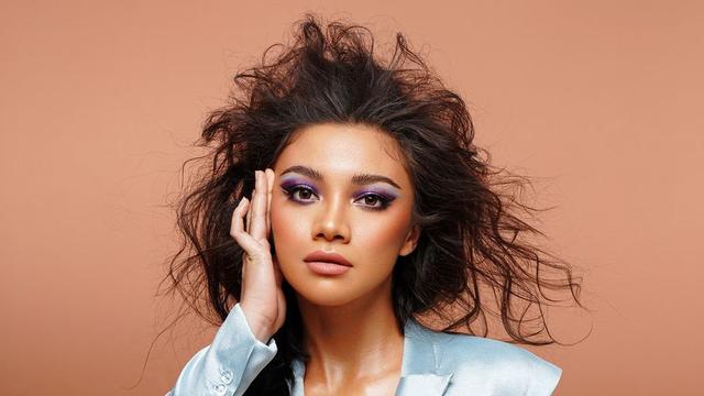 Tampil Beda, Ini 6 Pemotretan Angela Gilsha yang Makeup dan Gaya Rambutnya Curi Perhatian