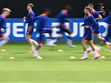 Para pemain Belanda mengambil bagian dalam sesi latihan MD-1 menjelang pertandingan Grup D Euro 2024 di base camp tim di Wolfsburg, Kamis (20/6/2024). (Christophe SIMON / AFP)