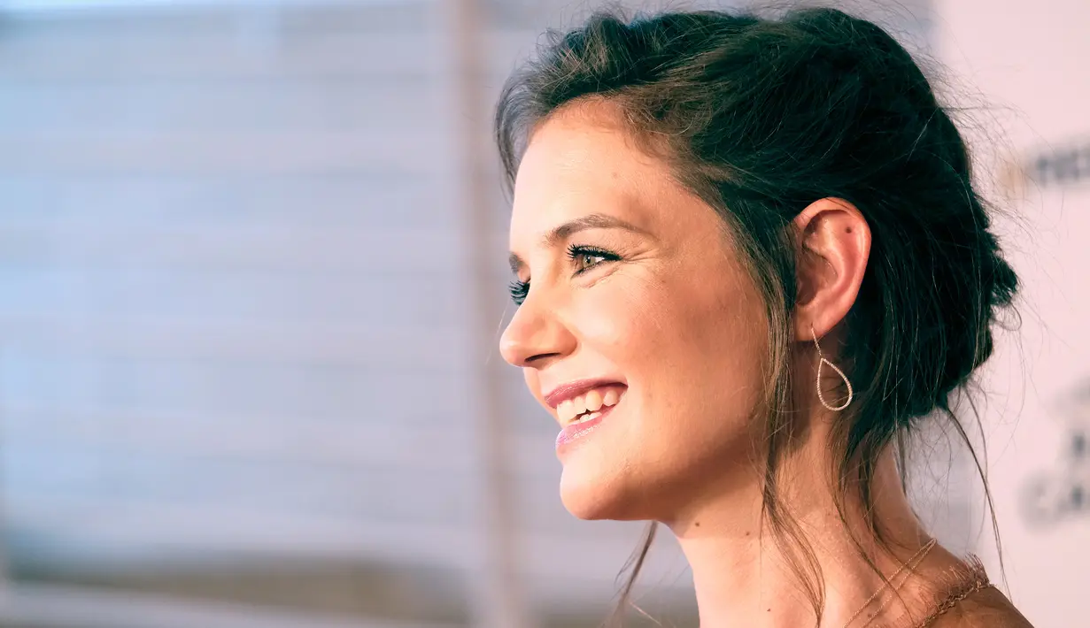 Senyum Katie Holmes di pemutaran miniseri The Kennedys - After Camelot di Paley Center for Media, Beverly Hills, California (15/3). Miniseri drama televisi ini akan terdiri dari empat episode. (Frazer Harrison/Getty Images/AFP)