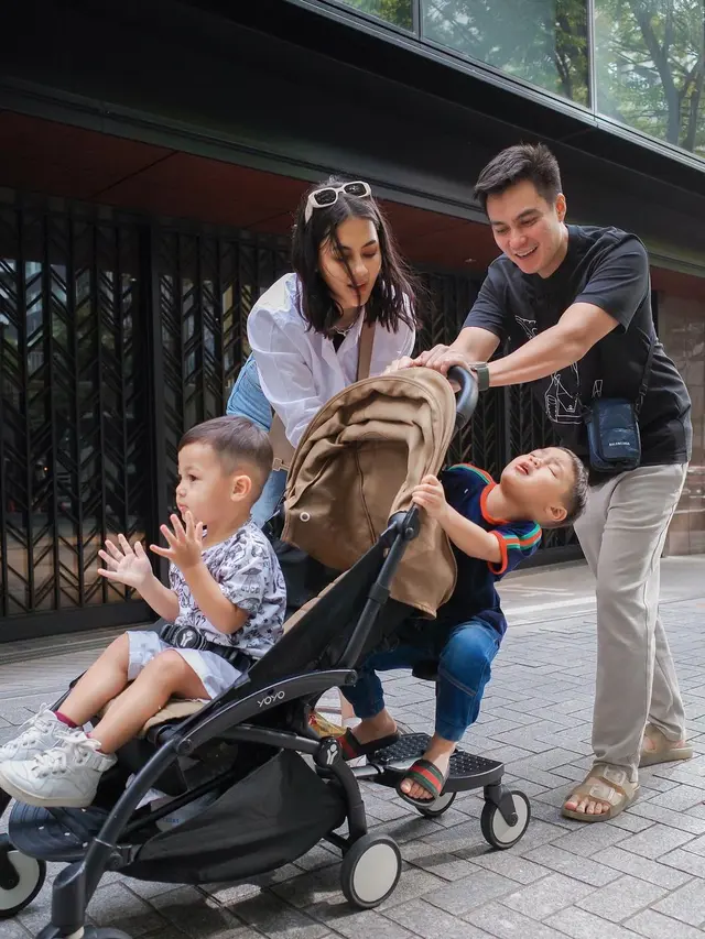 8 Gaya Kompak Baim Wong dan Paula Verhoeven Momong Anak yang Bakal Jadi Kenangan