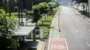 Halte bus terlihat sepi saat penyekatan PPKM Darurat di kawasan Ratu Plaza, Jakarta, Sabtu (17/7/2021). Menko PMK Muhadjir Effendy mengabarkan Pemberlakuan Pembatasan Kegiatan Masyarakat (PPKM) Darurat akan diperpanjang hingga akhir Juli. (Liputan6.com/Faizal Fanani)