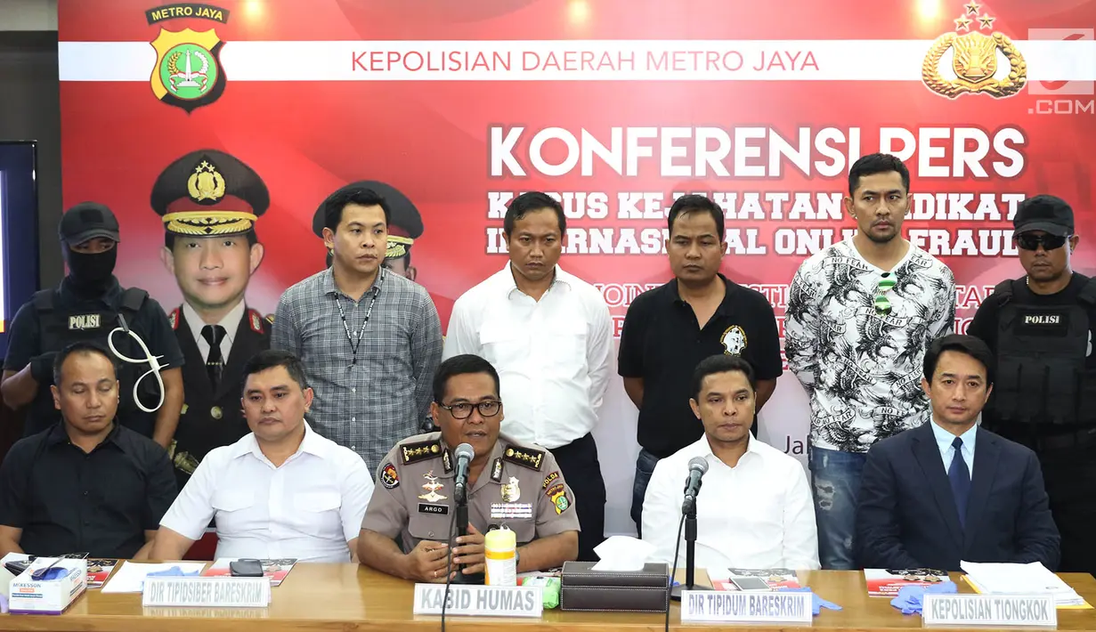 Kabid Humas Polda Metro Jaya, Kombes Pol. Argo Yuwono, menyampaikan keterangan terkait kasus penipuan lewat telepon atau phone fraud di Polda Metro Jaya, Jakarta, Senin (31/7). (Liputan6.com/Immanuel Antonius)