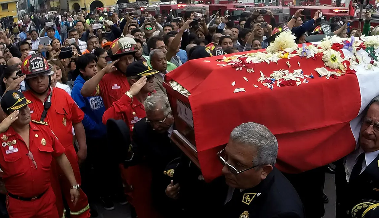 Petugas pemadam kebakaran memberi penghormatan terakhir kepada jenazah saat upacara pemakaman, di Kota Lima, Peru (21/10). Prosesi pemakaman ini dihadiri oleh ribuan pelayat. (Reuters/Guadalupe Pardo)