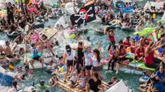 Ribuan orang berdatangan mendayung perahu rakitan buatan mereka di pelabuhan kota Basque San Sebastian utara selama acara "Abordaje", yang disebut oleh "Donostiako Piratak" (Pirates of San Sebastian), (12/8). (AFP Photo/Gari Garaialde)