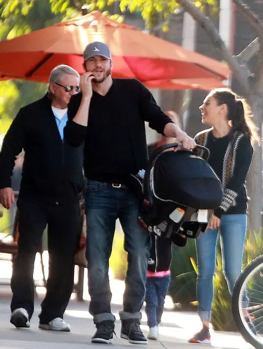 Minggu (8/1), Mila dan keluarga kecilnya terlihat menghabiskan waktu pagi hari mereka dengan sarapan di sebuah restoran di Los Angeles. Kabarnya itu menjadi kali pertama setelah Mila melahirkan Dimitri Portwood. (doc.dailymail.com)