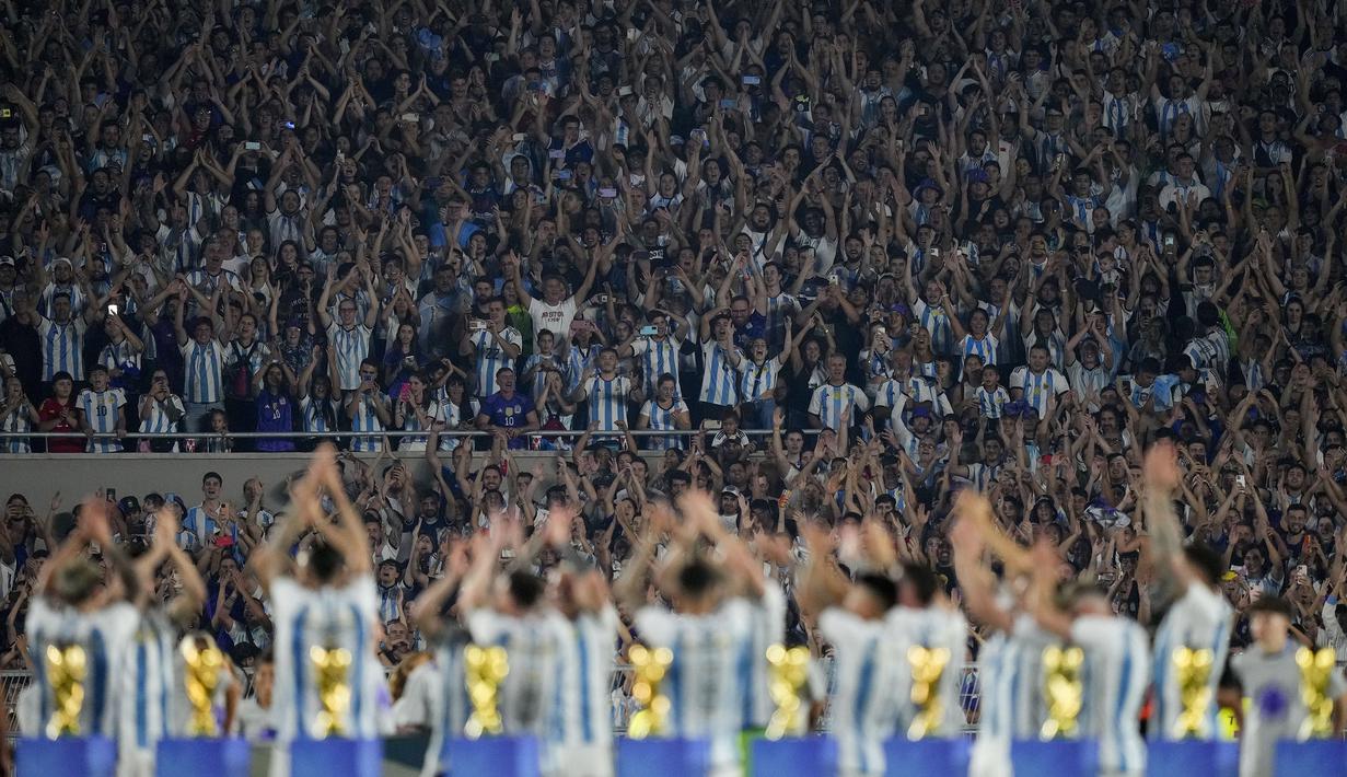 Puluhan ribu suporter memadati Estadio Monumental untuk menyaksikan kembali momen upacara penghargaan yang diterima Timnas Argentina saat menjadi juara Piala Dunia 2022 setelah melakukan uji coba melawan Panama, Jumat (24/3/2023) WIB. (AP Photo/Natacha Pisarenko)