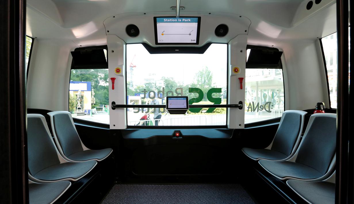 Kondisi bagian dalam Robot Shuttle saat didemonstrasikan di Tokyo, Jepang, Kamis (7/7). Jepang melalui perusahaan mobile internet DeNA Co. akan segera memulai layanan transportasi Robot Shuttle. (REUTERS / Toru Hanai)