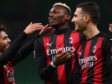 Pemain AC Milan merayakan gol yang dicetak Diogo Dalot ke gawang Sparta Praha pada laga lanjutan Liga Europa 2020/2021 di Stadion San Siro, Jumat (30/10/2020) dini hari WIB. AC Milan menang 3-0 atas Sparta Praha. (AFP/Marco Bertorello)