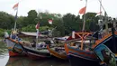 Sejumlah perahu nelayan bersandar di Dermaga Muara Angke, Jakarta, Selasa (19/2021). Memasuki musim pancaroba ditambah kencangnya angin, nelayan mengatakan hasil tangkapan ikan menjadi tidak menentu. (merdeka.com/Imam Buhori)