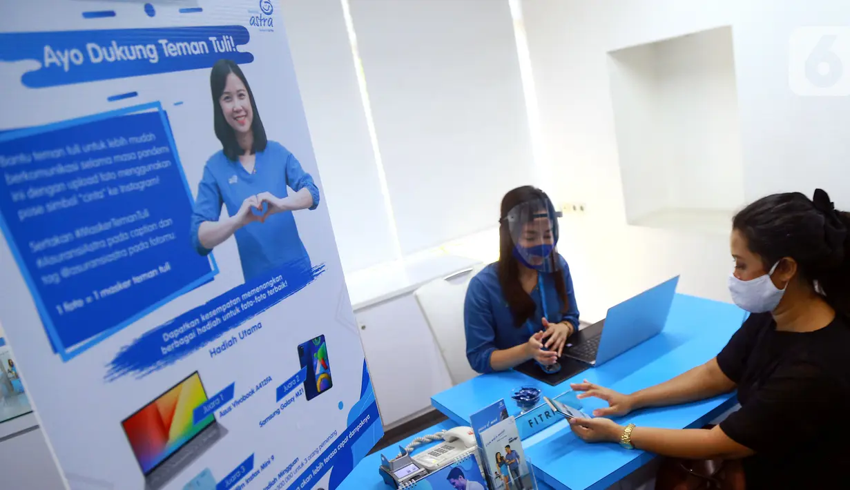 Frontliner kenakan masker melayani nasabah di kantor Asuransi Astra Tendean, di Jakarta, Selasa (1/9/2020). Menyambut Hari Bahasa Isyarat Internasional pada 23 September seluruh frontliner mengenakan masker teman tuli selama bulan September 2020. (Liputan6.com/HO/Eko)