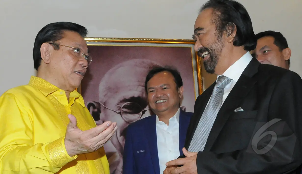 Ketua Umum DPP Partai Golkar versi Munas Ancol, Agung Laksono, berbincang dengan Ketua Umum DPP Partai Nasdem Surya Paloh di Kantor DPP Partai Nasdem di Gondangdia, Jakarta Pusat, Rabu (11/3/2015). (Liputan6.com/Herman Zakharia)
