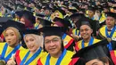 Momen wisuda ini pun diwarnai dengan keharuan, terutama saat Pasha dan Adelia saling mendukung dan berbagi kebahagiaan. Kehangatan yang terpancar dari pasangan ini membuat banyak orang terinspirasi dan merasa bahwa mereka adalah contoh nyata dari pasangan yang saling mendukung dalam segala hal. (Liputan6.com/IG/@pashaungu_vm)