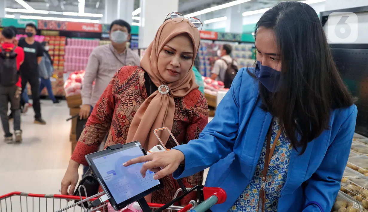 Pengunjung melakukan transaksi secara digital di toko digital Scan and Go, CBD Ciledug, Tangerang, Banten, Rabu (8/3/2023). Scan and Go merupakan toko ritel digital pertama di Indonesia dimana konsumen bisa langsung belanja di toko dengan menggunakan aplikasi yang ada di keranjang belanja tanpa melakukan pembayaran melalui kasir. (Liputan6.com/Angga Yuniar)