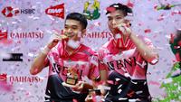 Laga pamungkas Indonesia Masters 2023 di Istora Gelora Bung Karno, Senayan, Jakarta, Minggu (29/1/2023) malam WIB yang mempertandingkan ganda putra Indonesia menghadapi lawannya asal China, He Ji Ting/Zhou Hao Dong akhirnya sukses dimenangi The Babies, julukan Leo/Daniel dengan dua game langsung 21-17, 21-16. Dengan hasil ini Indonesia yang sebelumnya telah mendapat gelar dari Jonatan Christie di sektor tunggal putra, bersanding dengan China yang sama-sama mengoleksi dua gelar pada Indonesia Masters 2023. (Bola.com/M Iqbal Ichsan)