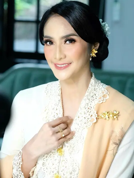 Maudy sendiri memulai kariernya dari modeling dengan mengikuti pemilihan Abang None Jakarta pada tahun 1993 dan berhasil terpilih sebagai None Jakarta Utara dan None Jakarta pada pemilihan tersebut. Tak heran, penampilannya mengenakan busana khas Betawi begitu memukau. Apalagi ditambah pemakaian bros dan anting emas yang membuatnya makin bersinar. (Liputan6.com/IG/@olisherawati)