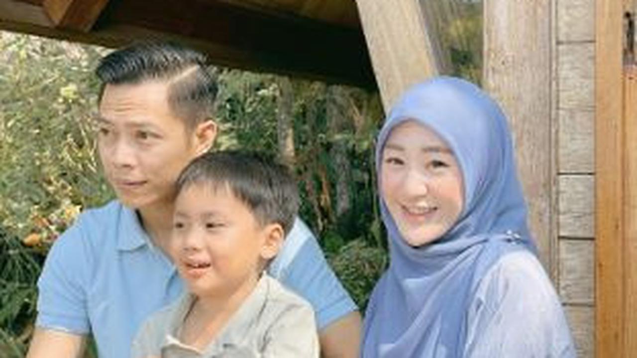 Palet warna biru juga bisa jadi opsi busana outfit lebaran tahun ini. Larissa mencontohkan perpaduan gamis biru motif kecil dengan jilbab berwarna biru setingkat lebih gelap untuk membuat wajah tampak cerah dan pembawaan lebih segar.