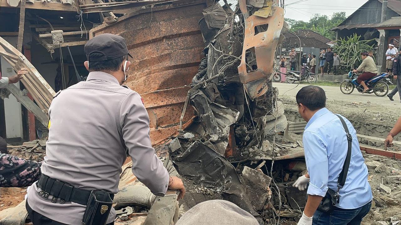 Kecelakaan Maut di Bangli Bali: Detik-Detik Tronton Rem Blong Meluncur Tak Terkendali Tabrak Mobil, Rumah & Tewaskan 4 Orang