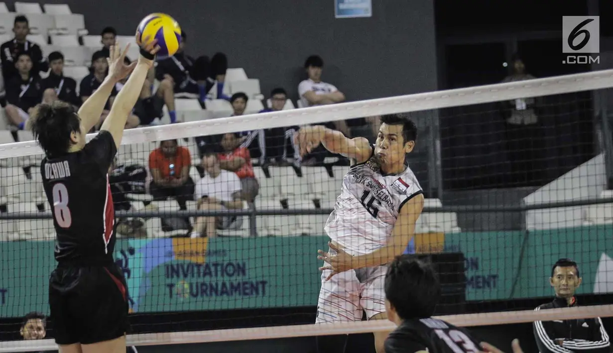 Pebola voli Indonesia Ramzil Huda membalikan bola dari lawan tim bola voli Jepang di kualifikasi bola voli 18th Asian Games Invitation Tournament di Tennis Indoor Senayan, Jakarta, Senin (12/2). Indonesia menang 3-2. (Liputan6.com/Faizal Fanani)