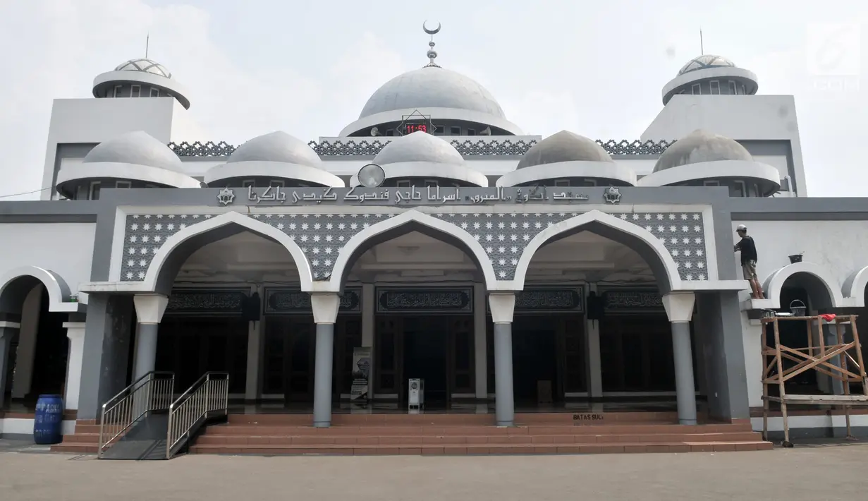 Petugas merenovasi masjid Al-Mabrur Asrama Haji Pondok Gede, Jakarta, Kamis (4/7/2019). Panitia Penyelenggara Ibadah Haji (PPIH) embarkasi Jakarta - Pondok Gede siap menyambut jemaah haji kloter pertama DKI Jakarta yang dijadwalkan tiba pada Sabtu (6/7). (merdeka.com/Iqbal S Nugroho)