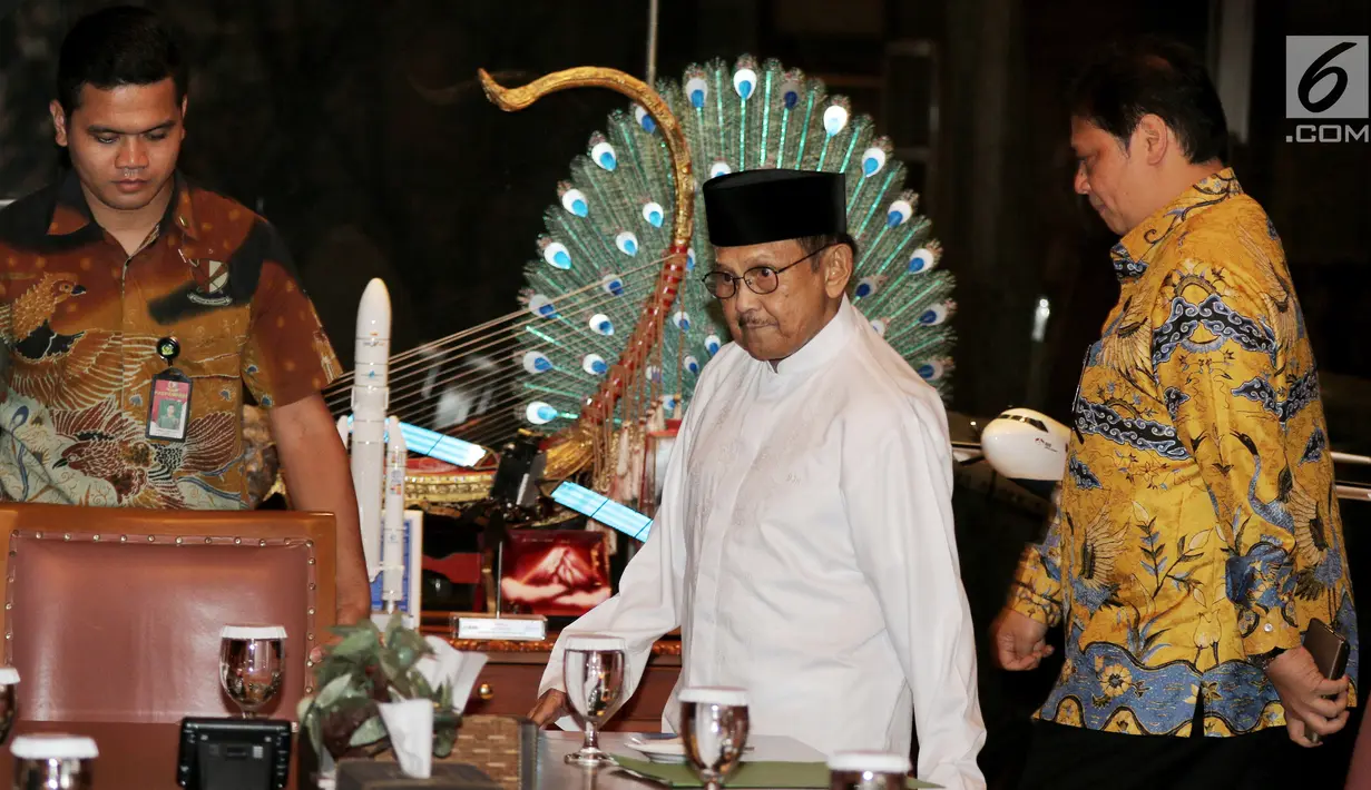 Ketua Dewan Kehormatan Partai Golkar BJ Habibie (tengah) bersama Ketua Umum Partai Golkar Airlangga Hartarto (kanan) di kediamannya, Jakarta, Jumat (3/8). Pertemuan tersebut dalam rangka silaturahmi jelang Pilpres 2019. (Liputan6.com/JohanTallo)