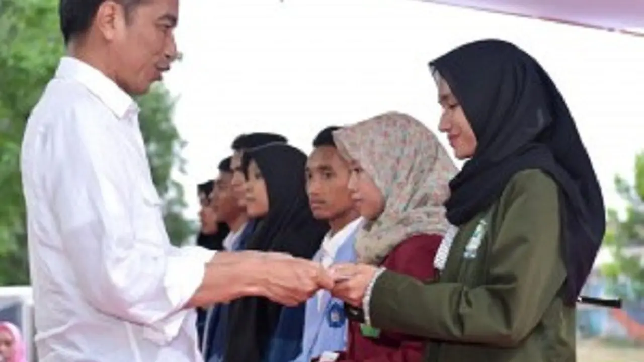 Presiden menyerahkan beasiswa di halaman luar Bandar Udara Internasional Zainuddin Abdul Madjid, Kabupaten Lombok Tengah, Kamis (18/10). (Foto: BPMI)