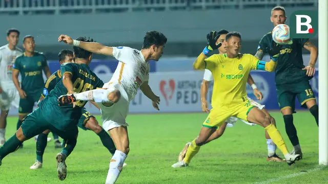 Foto: Duel Alot Aji Kusuma Vs Syahrul Trisna dalam Laga Imbang antara Persikabo 1973 Melawan Persija di BRI Liga 1 2023/2024