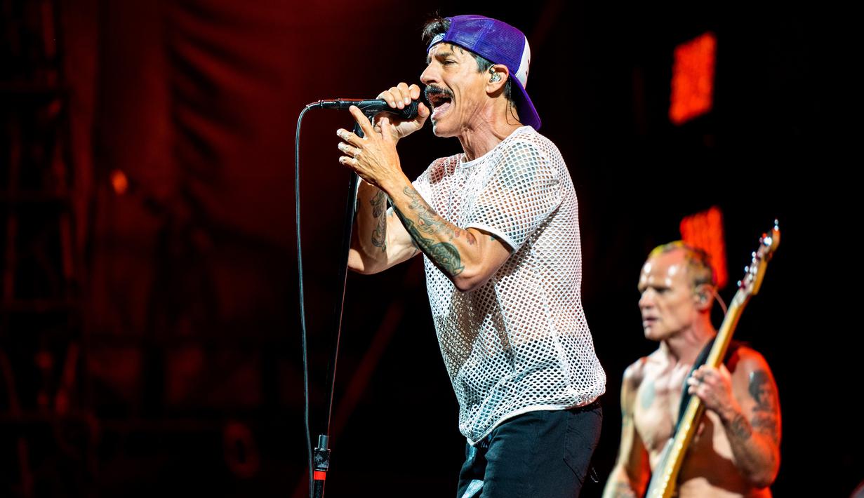 Vokalis dan basis grup band rock Red Hot Chili Peppers (RHCP), Anthony Kiedis (kiri) dan Flea (kanan) saat tampil di Soldier Field, Chicago, Amerika Serikat, 19 Agustus 2022. Red Hot Chili Peppers bergabung dengan tamu spesial seperti The Strokes dan Thundercat. (Photo by Rob Grabowski/Invision/AP)