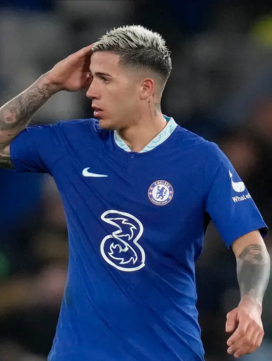 <p>Reaksi pemain Chelsea Enzo Fernandez saat melawan Fulham pada pertandingan sepak bola Liga Inggris di Stadion Stamford Bridge, London, Inggris, 3 Februari 2023. Pesepakbola berusia 22 tahun itu tampil percaya diri dan memberi tenaga pada lini tengah Chelsea. (AP Photo/Kirsty Wigglesworth)</p>