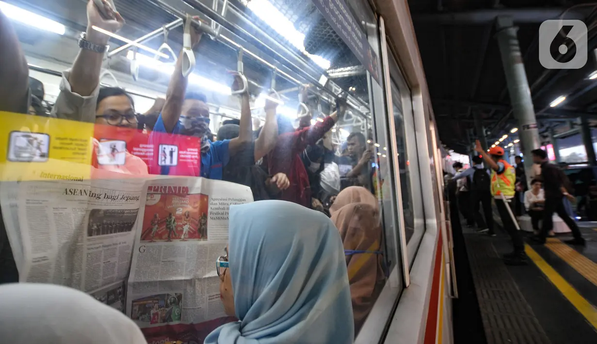 Kepadatan penumpang KRL di Stasiun Juanda, Jakarta, Rabu (20/11/2019). PT KCI akan menambah perjalanan KRL mulai 1 Desember yang disesuaikan dengan Gapeka 2019 guna meningkatkan pelayanan dan mendorong masyarakat menggunakan transportasi publik. (merdeka.com/Iqbal S. Nugroho)