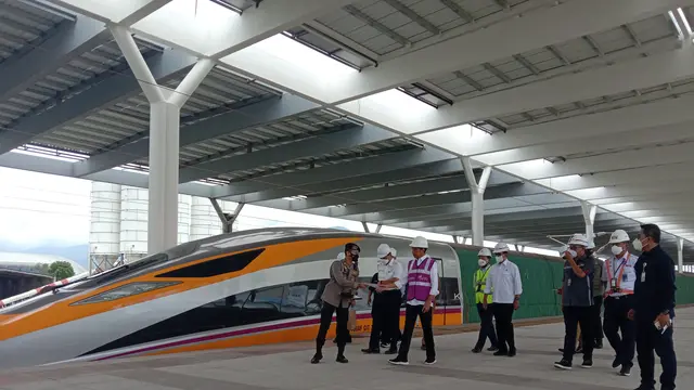 Presiden Jokowi pada Kamis (13/10/2022) menengok kesiapan Kereta Cepat Jakarta-Bandung di Stasiun Tegalluar.